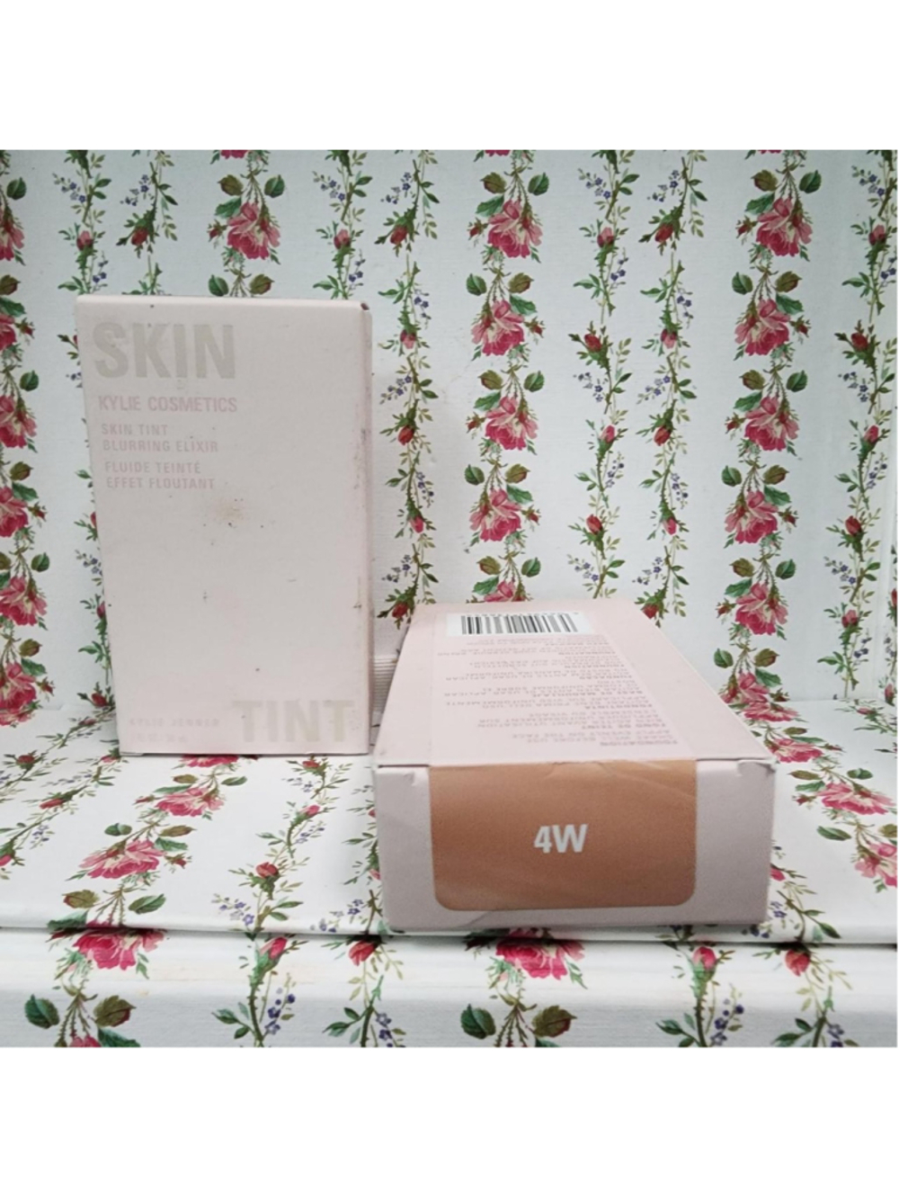 Kylie Skin Tint Blurring Gloss in shade 4W
#kylie #blurring